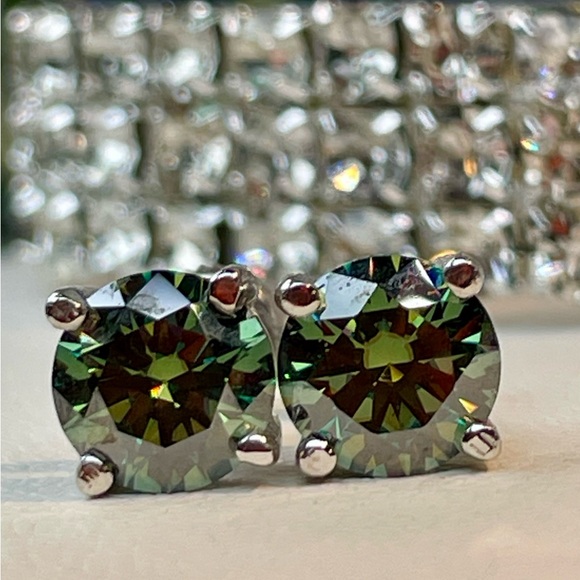 2ct Green Diamond studs earrings in 925 Silver. Screw in style. Earth mined - Picture 1 of 13